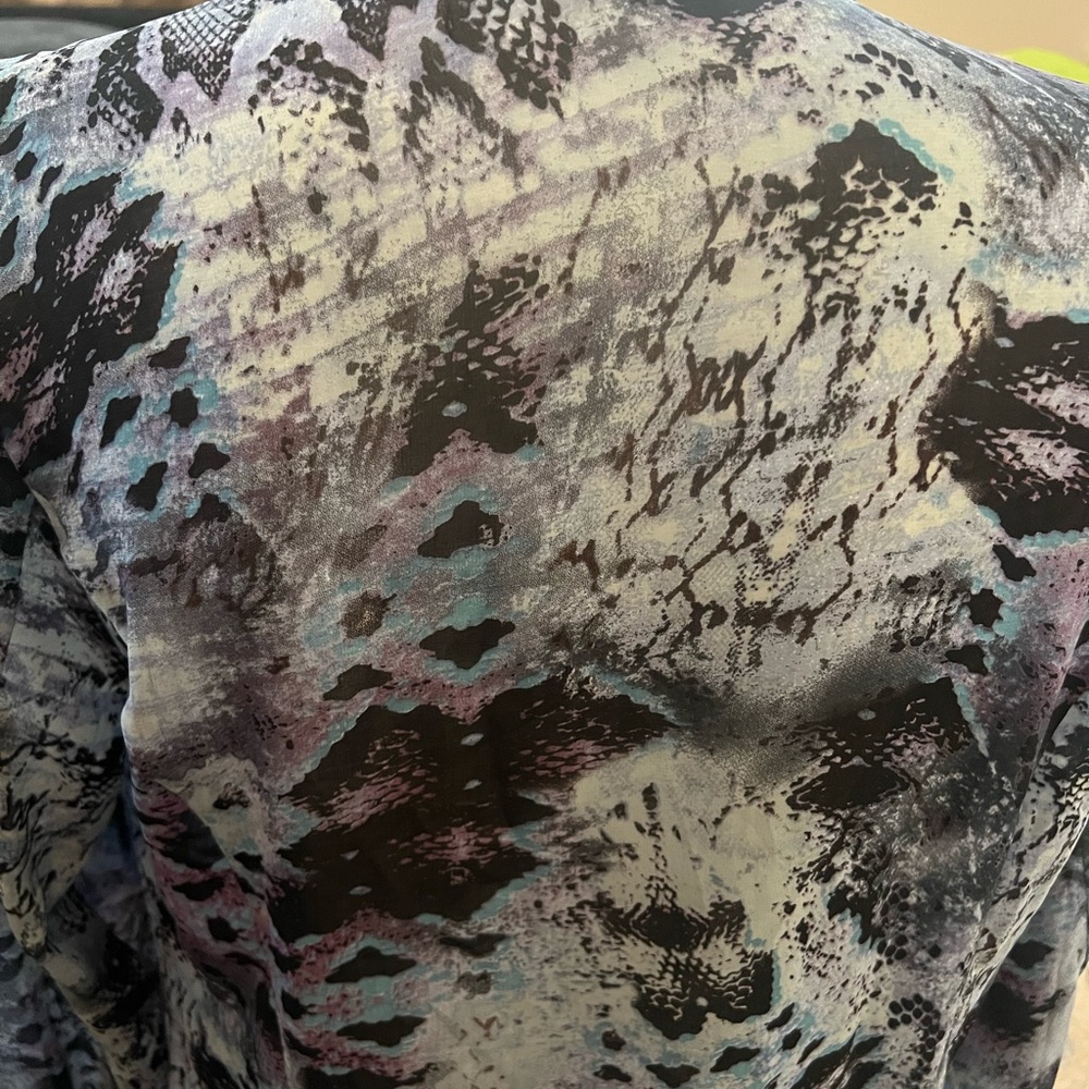 CAbi Womens Semi Sheer Blouse Shirt Long Sleeve Blue/Black Snake Print‎ - Picture 4 of 4